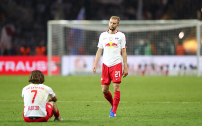RB-Leipzig: Bereit für den nächsten Angriff - Marcel Sabitzer und Konrad Laimer (r) von Leipzig sehen enttäuscht aus nach dem Spiel. 