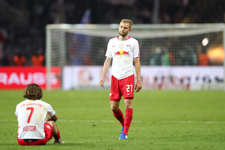 RB-Leipzig: Bereit für den nächsten Angriff - Marcel Sabitzer und Konrad Laimer (r) von Leipzig sehen enttäuscht aus nach dem Spiel. 