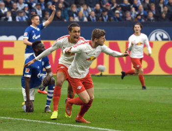 RB Leipzig gewinnt bei Schalke 04 - Yussuf Poulsen (l) und Torschütze Timo Werner von Leipzig bejubeln das 0:1. 