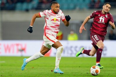 RB Leipzig im Achtelfinale der Europa League: 20 Torschüsse, aber nur zwei Treffer - Christopher Nkunku, RB-Torschütze zum 1:1 (links), hängt San SebastiansJoseba Zaldua ab. 