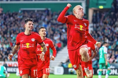 RB Leipzig im Siegesrausch: Roses Plan geht komplett auf - Torschütze Xaver Schlager (rechts) und Dominik Szoboszlai feiern den Leipziger Siegtreffer zum 2:1 in Bremen. 
