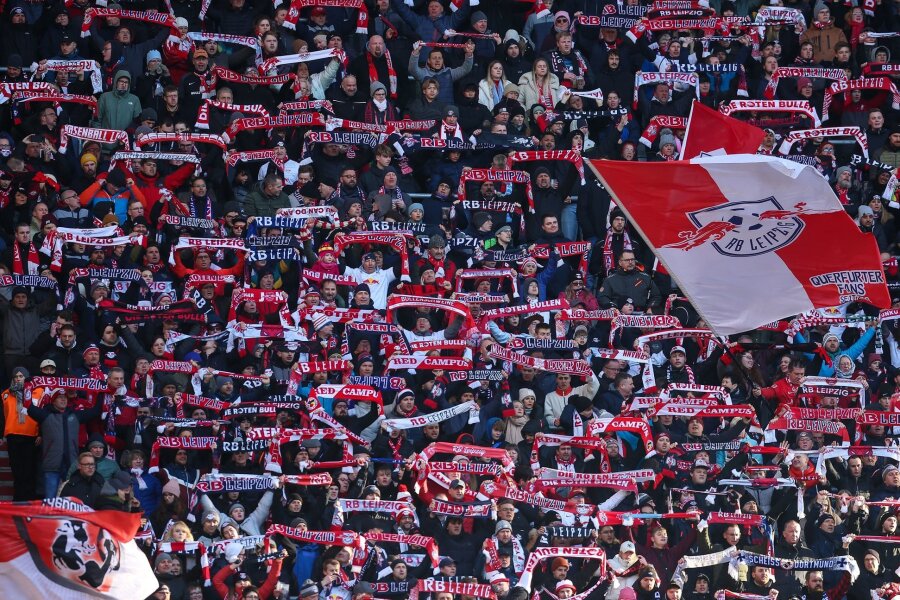 RB Leipzig mit neuen Regeln für Dauerkartenbesitzer - Leipzigs Fans feiern ihre Mannschaft. Im Dauerkartensystem soll es Veränderungen geben.