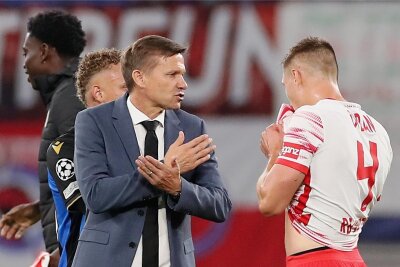 RB Leipzig nach Niederlage gegen Brügge: Neben der Personal- schwelt auch die Taktikfrage - Zufriedenheit sieht anders aus. RB-Trainer Jesse Marsch diskutiert nach dem Abpfiff mit Abwehrchef Willi Orban.