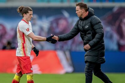 RB Leipzig verliert den Kapitän - Bald sind Trainer Julian Nagelsmann (rechts) und einer seiner Lieblingsschüler wieder vereint: Marcel Sabitzer (links) folgt dem Coach von RB Leipzig zu Bayern München. 