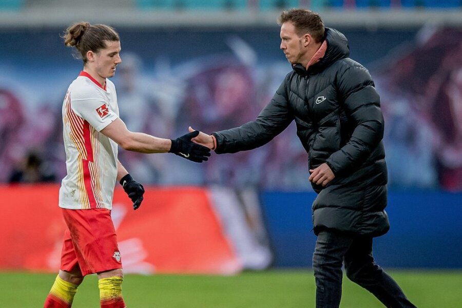 Bald sind Trainer Julian Nagelsmann (rechts) und einer seiner Lieblingsschüler wieder vereint: Marcel Sabitzer (links) folgt dem Coach von RB Leipzig zu Bayern München. 
