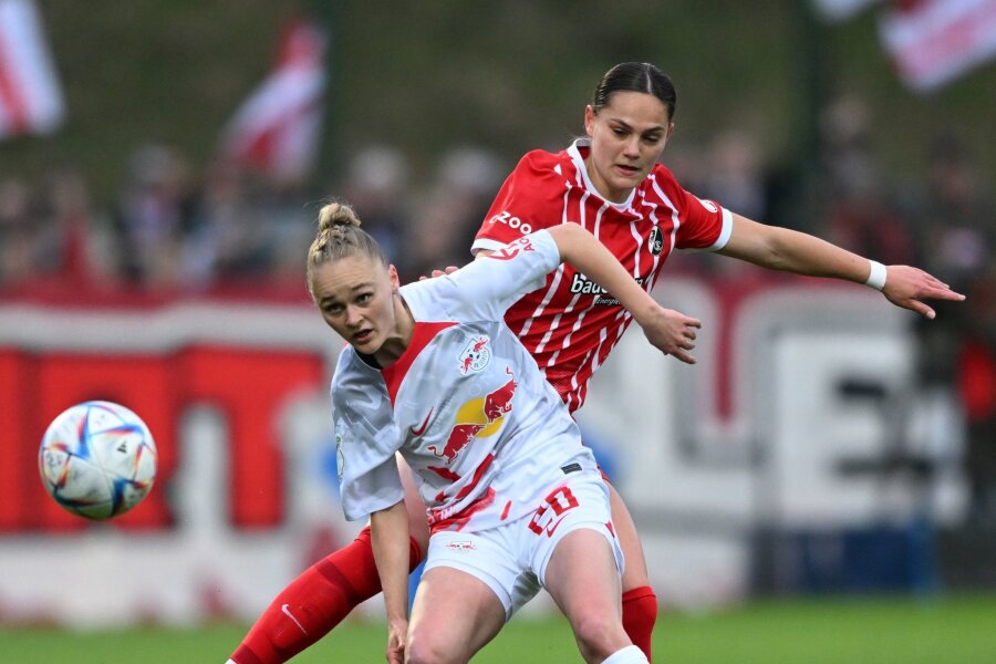 RB Leipzig verpflichtet Freiburgerin Hoffmann - Leipzigs Victoria Krug (l) und Freiburgs Giovanna Hoffmann kämpfen um den Ball.
