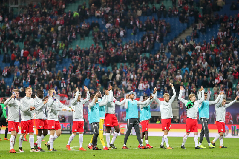 Leipzigs Spieler bedanken sich nach dem 2:1-Sieg über hannover bei den Fans.