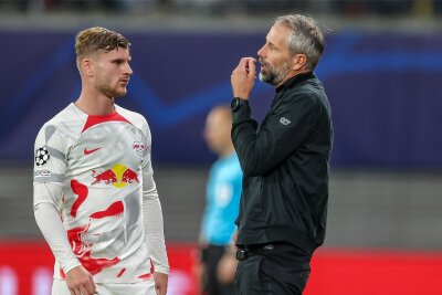 RB Leipzigs Timo Werner und die Suche nach dem Selbstbewusstsein - RB-Coach Marco Rose fordert von seinem strauchelnden Angreifer Timo Werner (li.) Kampf und Leidenschaft.