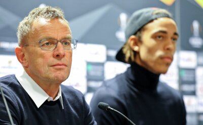 RB-Stürmer Poulsen: Traue Rangnick den Bayern-Job zu - Ralf Rangnick (l) spricht während der Pressekonferenz, neben ihm Spieler Yussuf Poulsen.