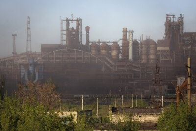 Rauch steigt während des Beschusses aus dem Stahlwerk Azovstal in Mariupol auf. Das Foto stammt vom 7. Mai.