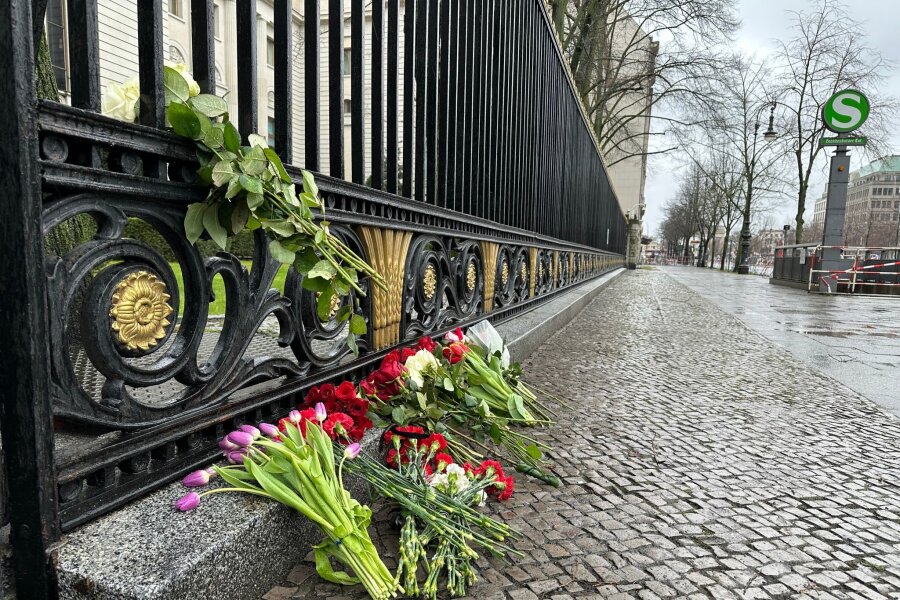Reaktionen auf Anschlag in Moskau: Bundesregierung entsetzt - Blumen liegen am Zaun der Russischen Botschaft in Berlin: Bei einem Anschlag auf das Veranstaltungszentrum Crocus City Hall ist die Zahl der Toten nach Angaben der Ermittler weiter gestiegen.