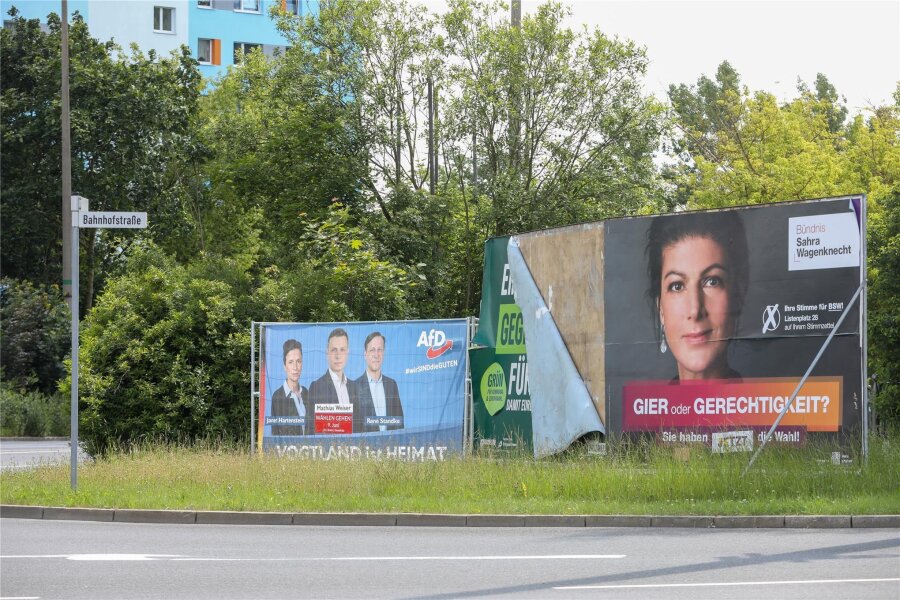 Reaktionen und Hintergründe zur Stadtratswahl in Plauen - Wahlplakate an der Bahnhofstraße in Plauen: Nicht nur so manches Banner sieht mittlerweile verschlissen aus, auch die eine oder andere Partei dürfte nach der Abstimmung am Sonntag angeschlagen sein.