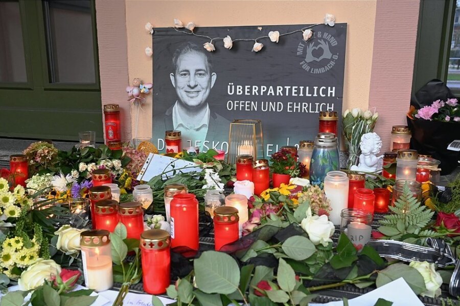 Reaktionen zum Tod von Jesko Vogel:  "Wir sind in Schockstarre" - Mit Blumen und Kerzen wird in Limbach-Oberfrohna des am Mittwoch unerwartet verstorbenen Oberbürgermeisters Jesko Vogel gedacht. 