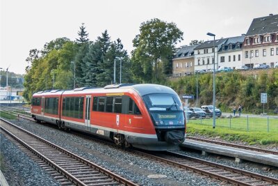 Reaktivierung von Bahnstrecken: Warum Sachsen erst mal leer ausgeht - In Marienberg in den Zug steigen - wie hier 2019 auf Sonderfahrt zum Bergfest nach Pobershau - das funktioniert derzeit nicht.
