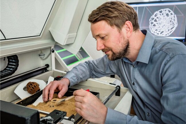 Reallalbor geht an den Start: Vernetzungen in der Kreislaufwirtschaft verbessern - SAMSax-Projektleiter Prof. Henning Zeidler am 3D-Drucker des Reallabors im Zentrum für effiziente Hochtemperatur-Stoffwandlung (ZeHS) der TU Bergakademie Freiberg. 