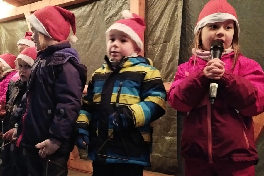 Rechenberg-Bienenmühle - das Dorf mit der längsten Weihnachtszeit? - Mädchen und Jungen der Kita „Sonnenschein“ boten zu Maria Lichtmess ein kleines Programm.