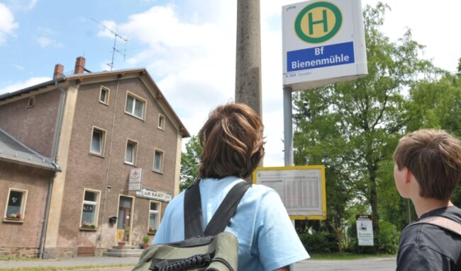 Rechenberg-Bienenmühle: Landkreise lehnen Frühbus nach Dresden ab - Am Bahnhof Rechenberg-Bienenmühle weist das Schild noch die Direktlinie R 364 nach Dresden aus. Die gibt es schon seit Dezember 2010 nicht mehr.