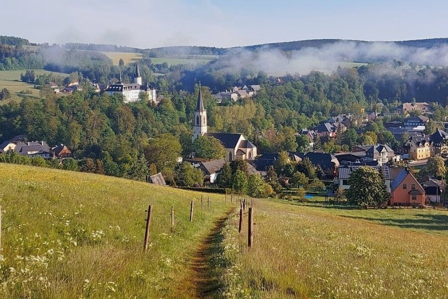 Rechenberg-Bienenmühle: Sechs Erzgebirgsorte buhlen gemeinsam um Urlauber - Der Kammweg in Neuhausen ist vor allem bei Wandertouristen beliebt. 