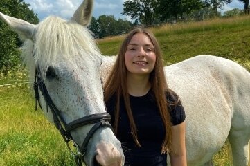 Rechenkünstlerin und ein großer Pferdefreund - Schülerin aus Niederbobritzsch mit 1,0er Abitur - Seit zwölf Jahren reitet Annika Wetzel in ihrer Freizeit, hier mit Stute Sunshine. 