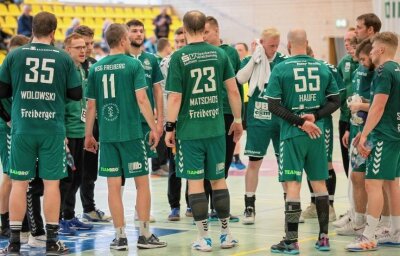 Rechnung mit vielen Unbekannten - Betretene Gesichter: Die Handballer der HSG Freiberg II haben gegen Radeberg den Matchball zum Klassenerhalt vergeben. 