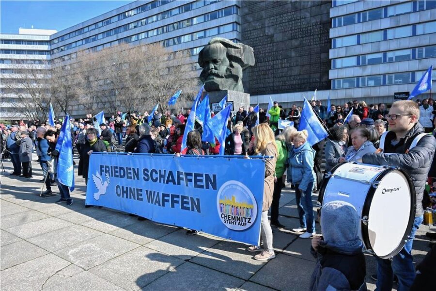 Rechte Demo in Chemnitz: Staatsschutz prüft Ermittlungen nach Redebeitrag - An der von Kritikern der Corona-Maßnahmen initiierten Demo am Ostermontag in Chemnitz hatten sich mehrere Hundert Menschen beteiligt. 