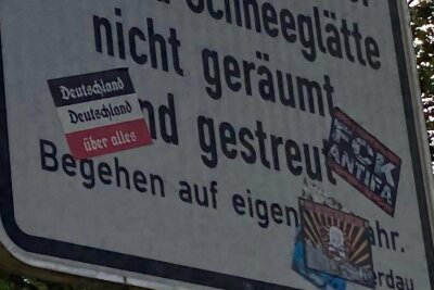 Rechte Schmierereien in Werdau: Wie wird reagiert? - „Deutschland, Deutschland über alles“ in Reichsfarben auf einem Schild der Stadt Werdau am Eingang zum „Massi Park“.