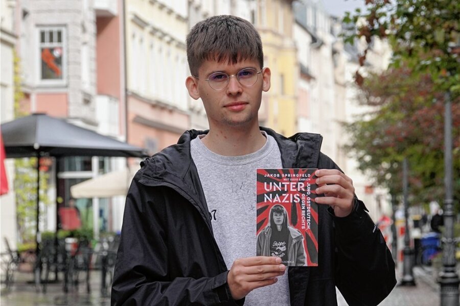 Rechtlich richtig oder nicht: Jakob Springfeld mit seinem Buch "Unter Nazis" - Jakob Springfeld befindet sich mit seinem Buch "Unter Nazis" derzeit auf Lesetour. Das Interesse ist groß, beim ersten Termin im Alten Gasometer kamen etwa 100 Zuhörer. 