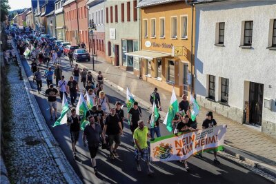 Rechtsextreme mobilisieren weiter gegen Flüchtlingsheim - Die „Freien Sachsen“ führten nach der Kundgebung den Marsch zum geplanten Flüchtlingsheim in Grünhain an.