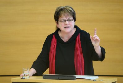 Rechtsextreme nutzen 35 Immobilien: Konzerte stagnieren - Die Abgeordnete Kerstin Köditz spricht während der Sitzung des Sächsischen Landtags.