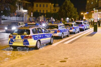Rechtsextreme und Flüchtlinge attackieren sich in Bautzen - Ein Großaufgebot der Polizei steht am Mittwochabend in Bautzen auf dem Kornmarkt.