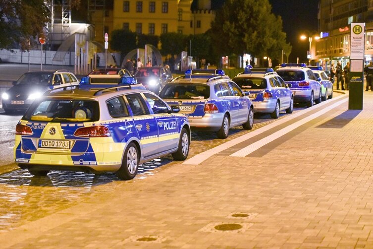 Rechtsextreme und Flüchtlinge attackieren sich in Bautzen - Ein Großaufgebot der Polizei steht am Mittwochabend in Bautzen auf dem Kornmarkt.