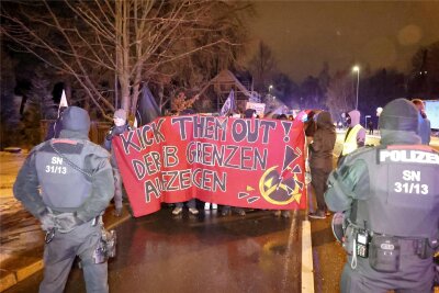Rechtsextremist Sellner in Chemnitz: Gegendemo und Straßensperrung am Freitag - Bereits Ende vergangenen Jahres gab es in Chemnitz eine Demo an einem neuen „Identitären Zentrum“ im Stadtteil Schönau.