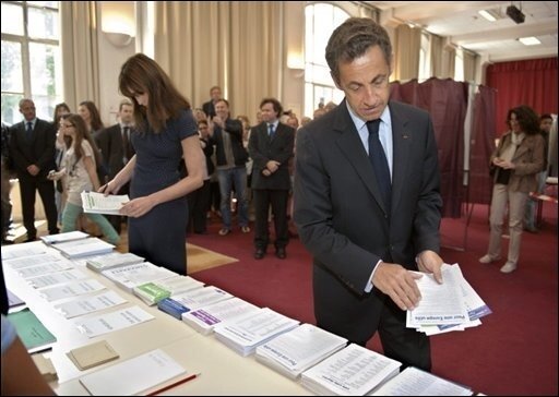 In Frankreich hat die konservative Regierungspartei UMP von Präsident Nicolas Sarkozy bei der Europawahl mit Abstand das beste Ergebnis erzielt. Eine massive Schlappe müssen Hochrechnungen zufolge die Sozialisten hinnehmen. Das Foto zeigt Sarkozy und seine Frau Carla bei der Stimmabgabe in Paris.