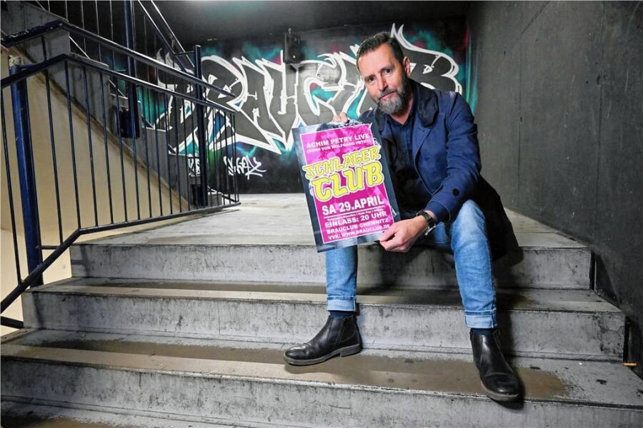 Rechtsstreit: Facebook löscht Brauclub-Werbung für Schlagerclub - Brauclub-Inhaber André Donath vor einem Plakat für die Schlagerclub-Party am 29. April. 