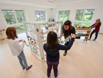 Rechtsstreit überschattet Eröffnung von Hortneubau - Erzieherin Friederike Bast (Bildmitte) betreut Kinder im Kunstzimmer des neuen Hortes in Burgstädt. 