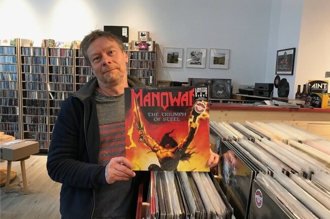 "Record Store Day": Annaberger Plattenladen lockt Sammler ins Erzgebirge - Jens Roscher mit einer der Manowar-Platten. Fünf hat er bestellt, drei konnte er ergattern. Nur eine der vielen Sondereditionen für den Samstag. 
