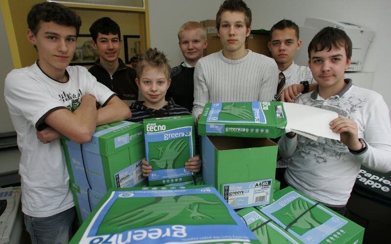 Recyclingpapier soll die Umwelt schützen - 
              <p class="artikelinhalt">Die Jungs der Natur-Arbeitsgemeinschaft bringen das Papier in den Kopierraum der Schule.</p>
            