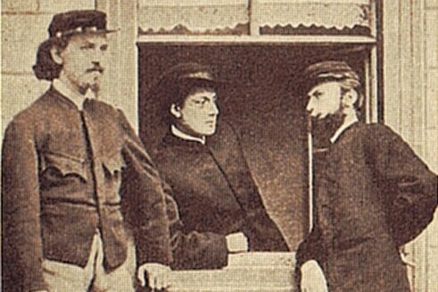 Redakteur wird zur Theaterfigur - Johann Most (rechts) vor der "Expedition" der "Freien Presse" in der Lindenstraße. Die Aufnahme stammt von 1871. 