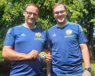 Referee will Identifikation schaffen - Sascha Baldauf (l.) hat den mittelsächsischen Schiedsrichtern, wie hier Christian Schlömann, 500 Aufnäher mit dem KVF-Logo gespendet. 