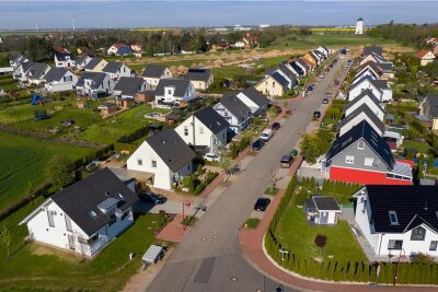 Reform der Grundsteuer: Was Grundstücksbesitzer nun tun müssen - In Rückmarsdorf am Stadtrand von Leipzig sind in den letzten Jahren zahlreiche neue Häuser entstanden. Ob ihre Besitzer künftig mehr Grundsteuer zahlen müssen, ist noch offen. 