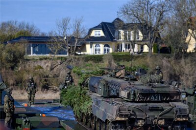 Reform soll Bundeswehr „auf den Ernstfall“ ausrichten - Ein Kampfpanzer vom Typ Leopard 2 fährt an der Elbe bei Hohengöhren (Sachsen-Anhalt) auf eine Schwimmschnellbrücke. Das Übersetzen über den Fluss am Sonntag, an dem Soldaten des Panzerbataillons 393 und des in Marienberg stationierten Panzergrenadierbataillons 371 teilnahmen, war eine der Aufgaben der Übung „Wettiner Schwert 2024“, die derzeit abgehalten wird.