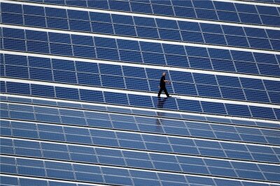 Reformpaket für Ökostrom: Solardachpflicht für Sachsen? - Sonnenstrom vom Dach eines Gewerbegebäudes: So will Minister Wolfram Günther der Energiewende in Sachsen einen Schub geben. 
