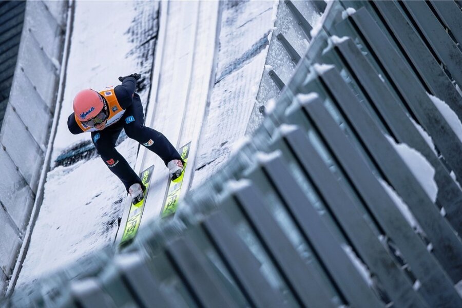 Die deutschen Skispringer um Karl Geiger hatten am Sonntag Probleme mit der vom Regen nassen Eisspur. 