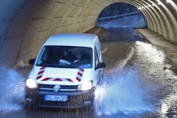 Regen flutet Tunnel unterm Sachsenring - Obwohl es nur wenig geregnet hat, steht der Tunnel an der Lerchenstraße unter Wasser. 