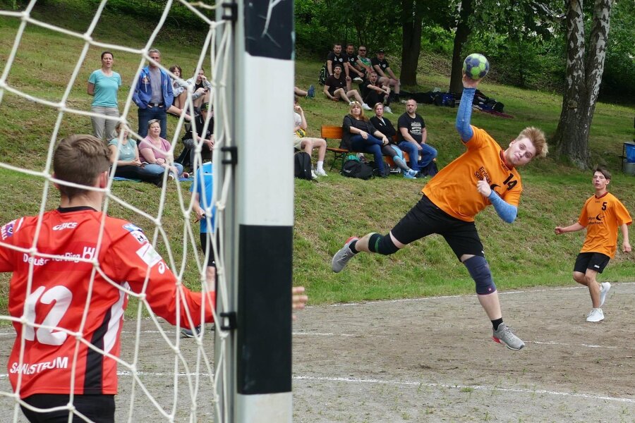 Regen macht Handballfest zum Siebenmeter-Krimi - Für die Borstendorfer A-Jugend ging unter anderem Leon Hofmann (Mitte) auf Torejagd.