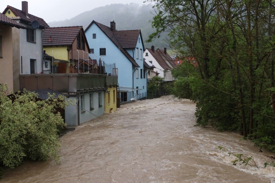 Regen ohne Ende: Süddeutschland kämpft mit Hochwasser - Starke Regenfälle haben in der Ortschaft Hausen bei Bad Ditzenbach im Landkreis Göppingen die Fils über die Ufer treten lassen.