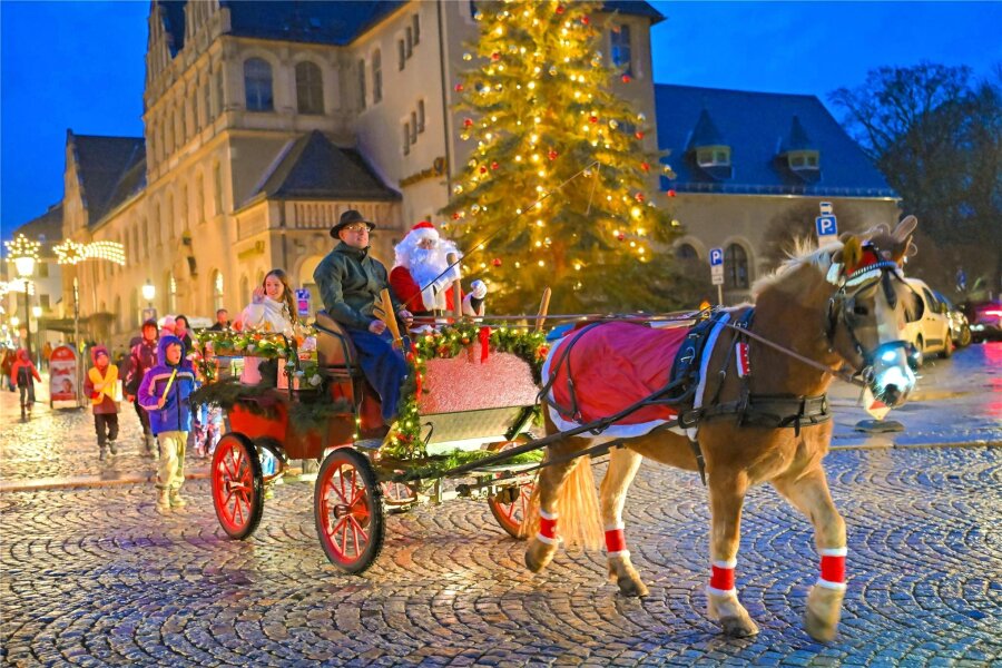 Regen, Sturm und 8 Grad: Weihnachtsmarkt in Reichenbach eröffnet - Weihnachtsmann und Engel fuhren in der Pferdekutsche zum Marktplatz.