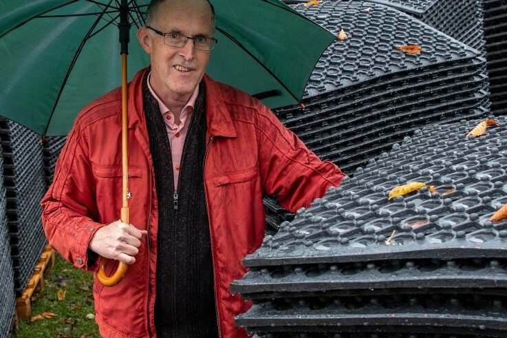 Regen zeigt es: Der Reitplatz muss erneuert werden - Vereinsvorsitzender Dieter Krabisch zeigt Matten, die verbaut werden. 