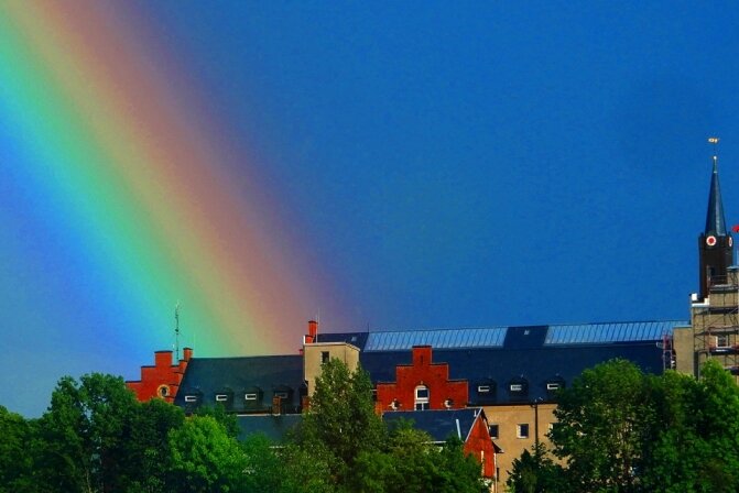 Regenbogen bringt Schloss Hoheneck zum Leuchten - 