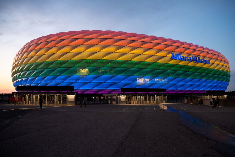 Regenbogen und Kapitänsbinden: Mär vom unpolitischen Fußball - In diesem Jahr leuchtet die Arena während der EM in Regenbogenfarben - aber nicht bei einem Spiel.